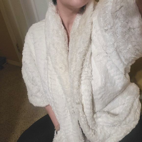 PERFECT for Christmas party over your gorgeous gown! Fancy faux fur jacket! - Picture 8 of 8